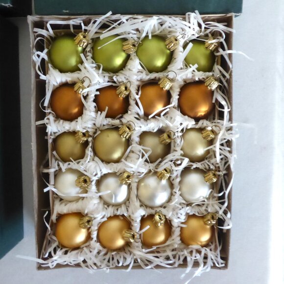 1.25” SMITH & HAWKEN CHRISTMAS GERMAN GLASS MATTE MULTI COLORED BALL ORNAMENT 58 - Picture 7 of 9